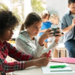 Kinder mit Smartphones in einem Klassenzimmer