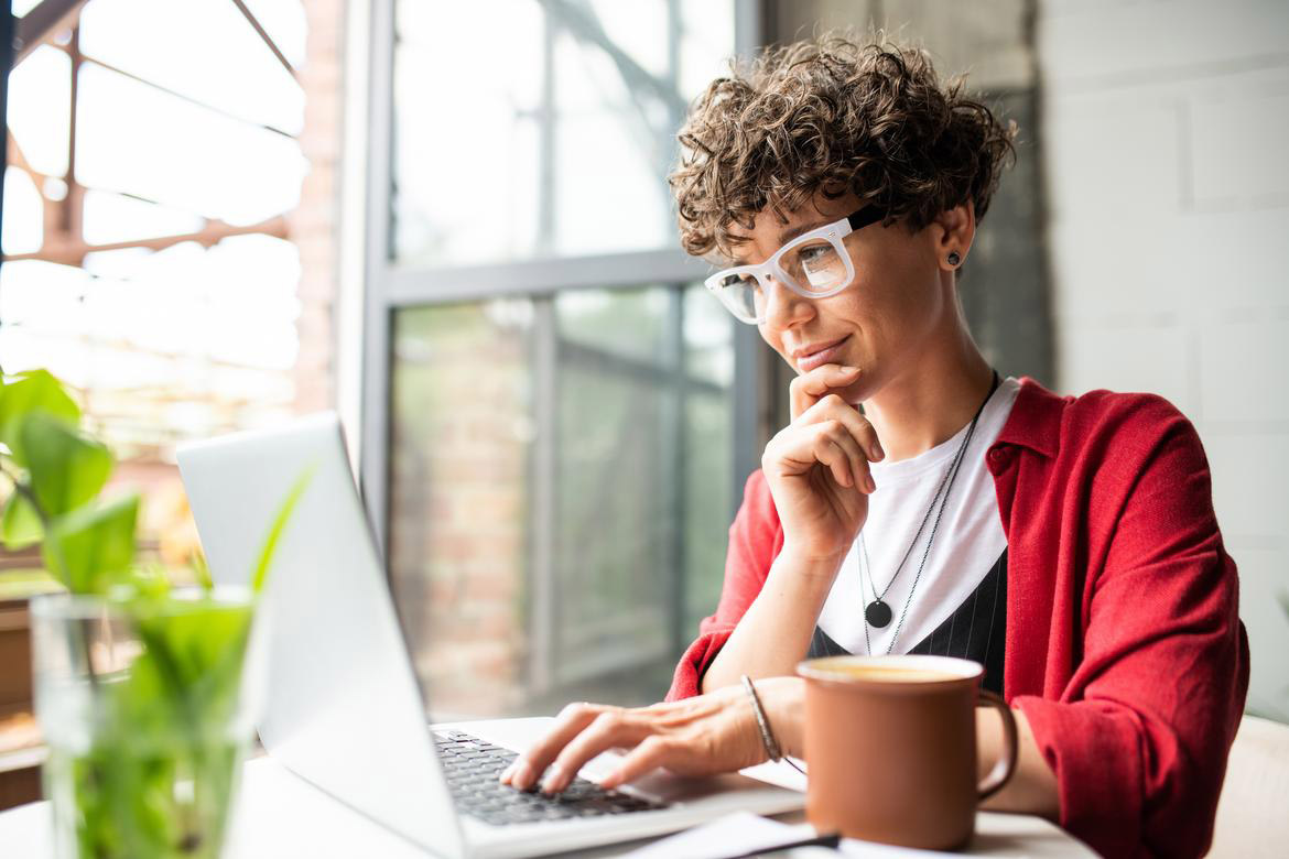 Lehrerin am Laptopfreut sich über 5 Jahre easy-Blog